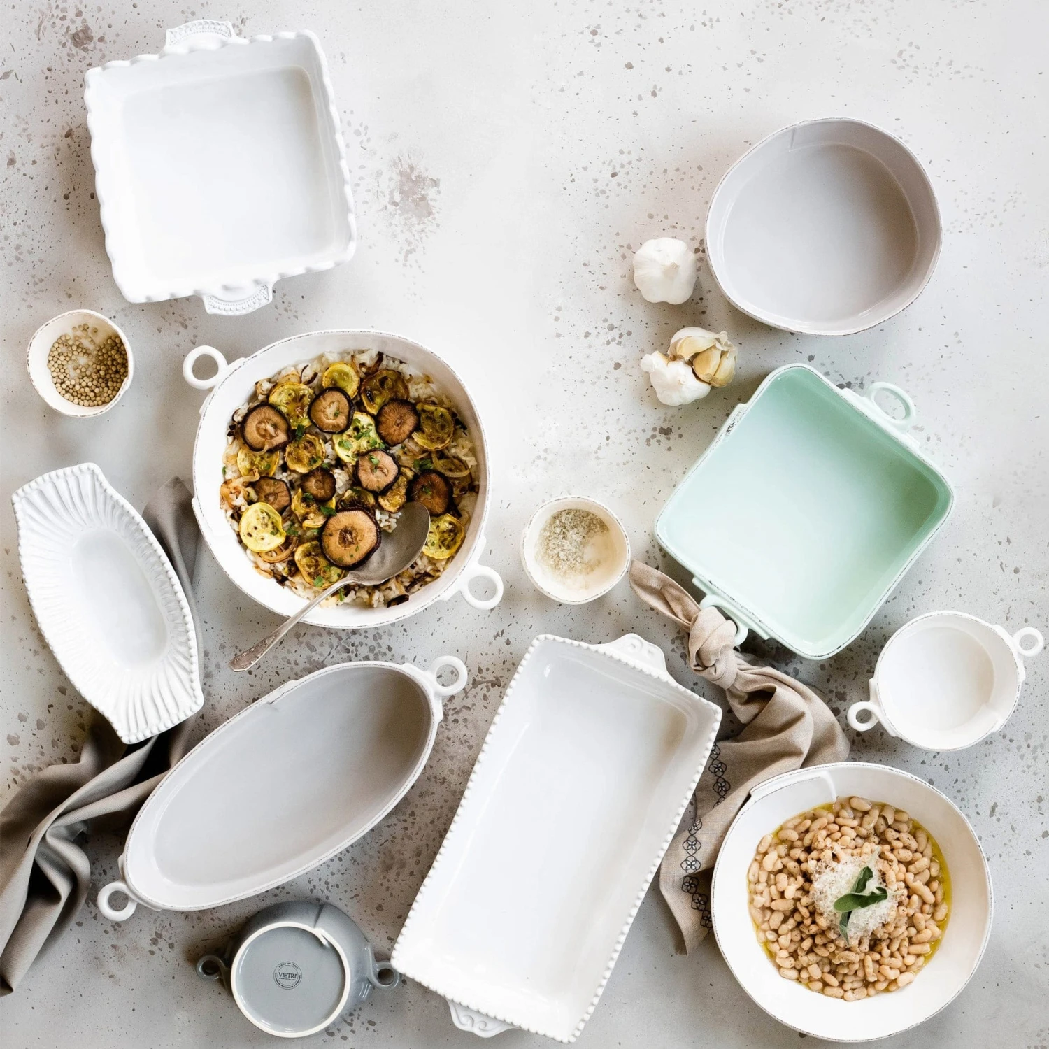 Lastra White Handled Round Baker 2 Lastra White Handled Round Baker - Image 2