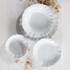 Incanto Stone Ruffle Four-Piece Place Setting -Vietri SINC W1100HS 4 2100 web3 1800x1800